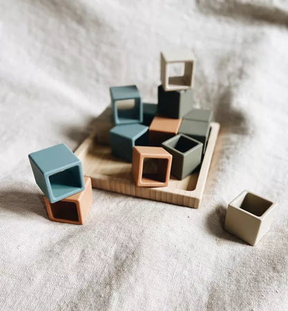 Cube de construction en bois et silicone Montessori - Parenthèse des petits